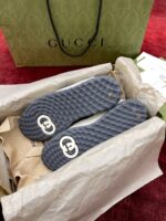 Scarpe di lusso con logo, in confezione regalo elegante, su sfondo raffinato e tovaglioli tissue.