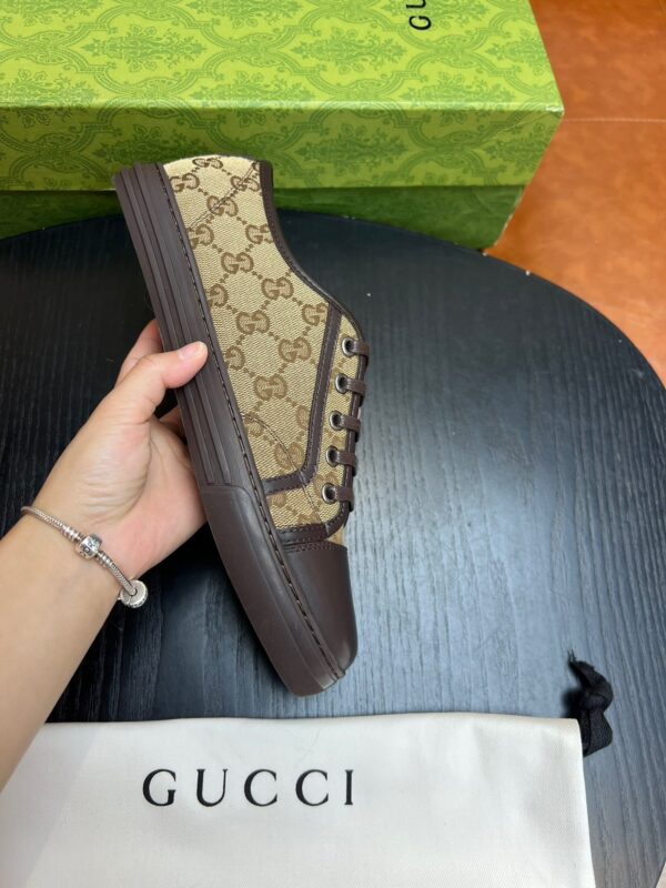 Sneaker Gucci monogramma beige in tela e pelle marrone, elegante e casual, con scatola e dust bag.