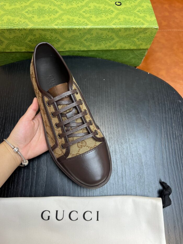 Sneaker di lusso in pelle con packaging esclusivo, stile elegante e dettagli raffinati.