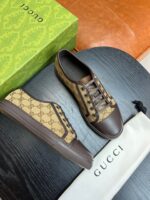 Sneakers Gucci in canvas e pelle con dust bag e scatola verde, stile lussuoso e raffinato.