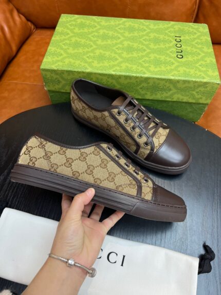 Sneakers Gucci monogramma con scatola verde di lusso e dust bag elegante.