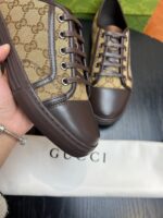 Sneakers Gucci in tessuto beige e pelle con logo interlocking e finiture di lusso.