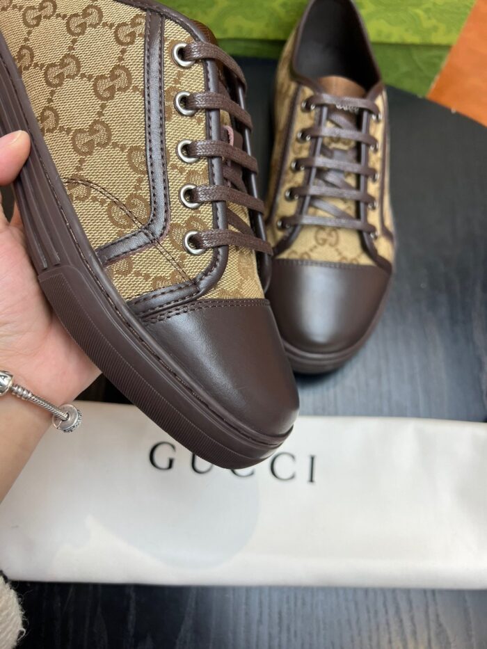 Sneakers Gucci in tessuto beige e pelle con logo interlocking e finiture di lusso.