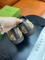 Scarpe Gucci di lusso con monogramma, scatola verde e dust bag elegante.