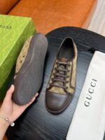 Sneakers Gucci eleganti, confezione di lusso e dettagli di alta moda su tavolo scuro.