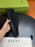 Scarpa Gucci monogramma nera, elegante in confezione di lusso con dust bag bianco.