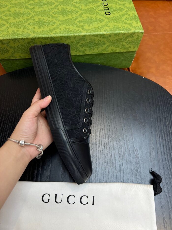 Scarpa Gucci monogramma nera, elegante in confezione di lusso con dust bag bianco.