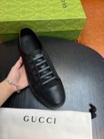 Sneaker Gucci nera di lusso con scatola e dust bag elegante, stile sofisticato e moderno.