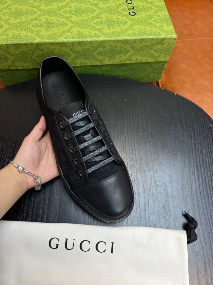 Sneaker Gucci nera di lusso con scatola e dust bag elegante, stile sofisticato e moderno.