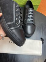 Sneakers nere di lusso con dettagli eleganti e dust bag esclusivo, stile moderno e raffinato.