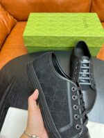 Sneaker nera di lusso con scatola verde, design elegante e stile urbano.