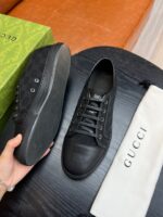 Sneakers Gucci nere in pelle e canvas con logo monogramma, stile elegante e di alta qualità