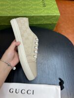 Sneaker Gucci beige con logo monogramma e dettagli di lusso, elegante e versatile.
