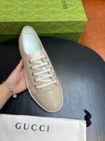 Sneaker Gucci beige di lusso con scatola e dust bag, stile elegante e versatile.