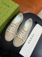 Sneakers Gucci beige, elegante confezione e dust bag, stile raffinato e di lusso.