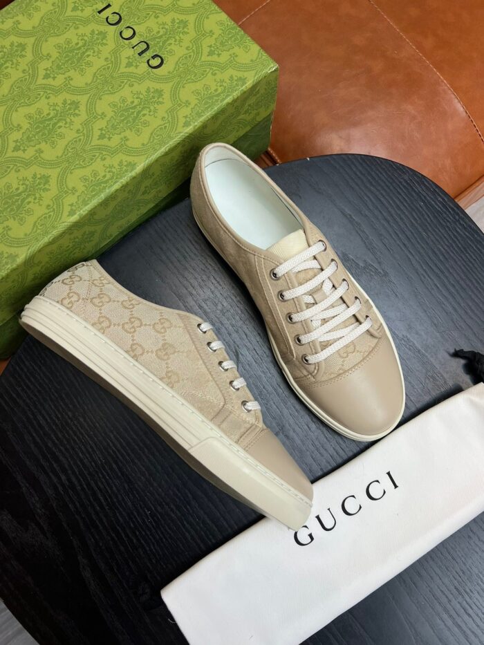 Sneaker di lusso monogram beige e bianco, comfort e stile elegante, con confezione premium inclusa.