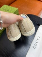 Sneakers Gucci beige di lusso con dettagli monogramma e packaging elegante.