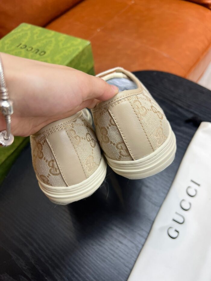 Sneakers Gucci beige di lusso con dettagli monogramma e packaging elegante.