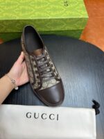 Sneaker Gucci monogram, lusso elegante con box verde e dust bag, stile e qualità alta.