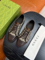 Scarpe Gucci di lusso con dust bag, scatola verde e dettagli eleganti in pelle e monogramma.