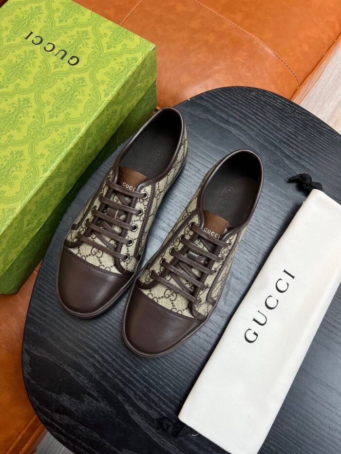 Scarpe Gucci di lusso con dust bag, scatola verde e dettagli eleganti in pelle e monogramma.