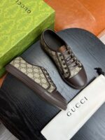 Scarpe Gucci monogramma in stile elegante su superficie di legno e confezione di lusso