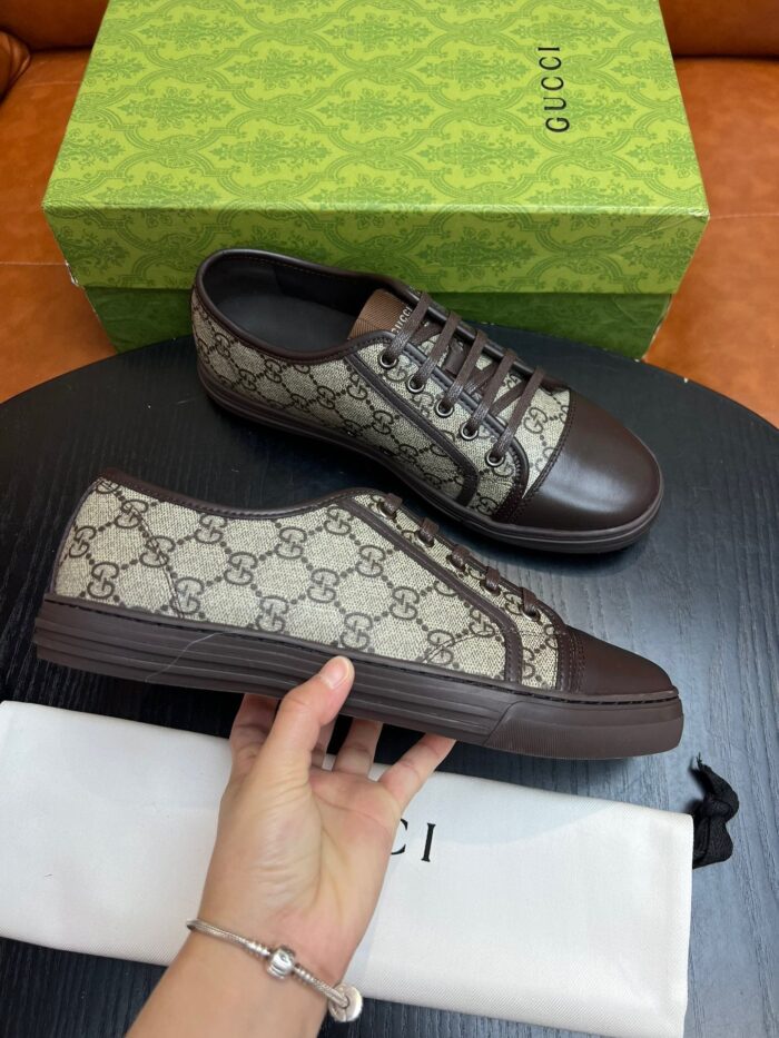 Sneakers Gucci di lusso con logo GG, confezione esclusiva e dettagli premium.