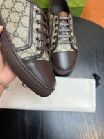Sneaker di lusso in pattern Gucci con dettagli in pelle e design moderno elegante.