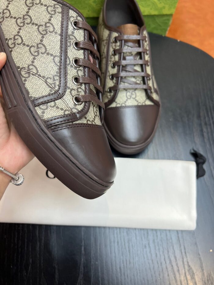 Sneaker di lusso in pattern Gucci con dettagli in pelle e design moderno elegante.