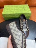 Sneakers Gucci in tessuto beige con logo GG, dettagli eleganti e motivo di alta moda.