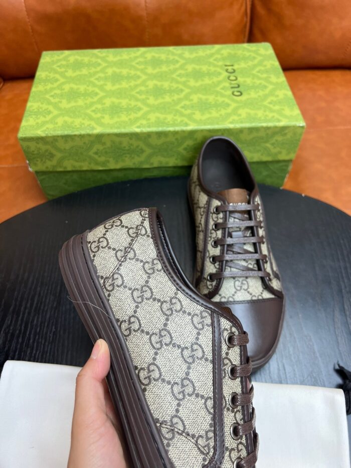 Sneakers Gucci in tessuto beige con logo GG, dettagli eleganti e motivo di alta moda.
