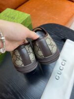 Scarpe Gucci in tessuto con logo e dettagli di lusso, eleganti e di alta qualità.