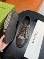 Sneakers Gucci beige con logo, scatola e dust bag, stile di lusso casuale e raffinato.