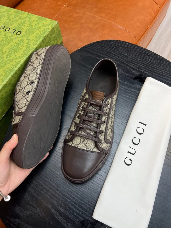 Sneakers Gucci beige con logo, scatola e dust bag, stile di lusso casuale e raffinato.