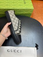 Sneaker Gucci monogramma beige e nero con scatola di lusso e dust bag elegante.