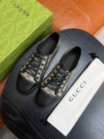 Scarpe Gucci casual con scatola verde e borsa bianca elegante su tavolo in legno scuro.