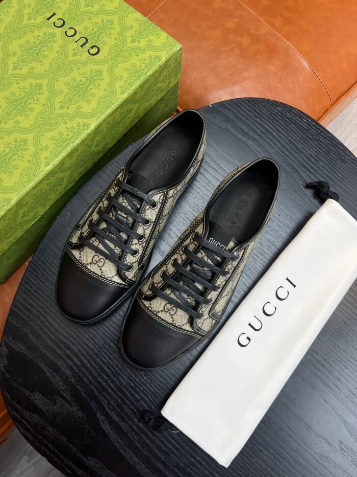 Scarpe Gucci casual con scatola verde e borsa bianca elegante su tavolo in legno scuro.