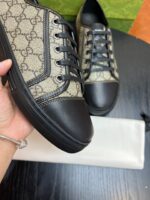 Sneakers di lusso con logo, dettagli in pelle e design elegante per stile e comfort.