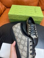 Sneakers Gucci beige monogramma with dettagli neri e lacci neri, stile elegante e di tendenza.