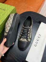 Sneakers Gucci uomo eleganti e streetwear su tavolino minimalista con packaging di lusso.