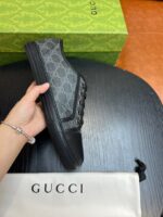 Sneaker Gucci di lusso con logo iconico e design elegante, in confezione originale.