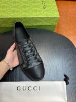 Sneaker Gucci di lusso con scatola verde e dust bag in elegante stile moderno.