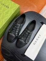 Sneakers Gucci di lusso, cofanetto verde e borsa in pelle su tavolo elegante.