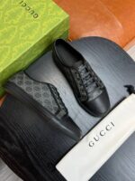 Sneaker Gucci di lusso con dust bag e scatola verde eleganti e sofisticate.