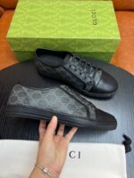 Sneakers Gucci monogramma, elegante confezione e dettagli di alta moda.