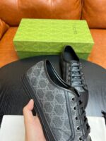 Scarpe di lusso con logo, dettagli in pelle e scatola elegante in verde brillante.