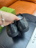 Scarpe di lusso in pelle e tessuto, stile elegante e dettagli raffinati.