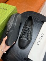 Sneaker Gucci nera, scatola verde e dust bag, stile elegante e lifestyle di lusso.