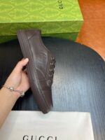 Sneaker uomo marrone in pelle con dettagli moderni e logo di lusso, stile casual e raffinato.
