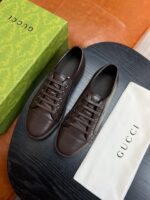 Scarpe Gucci in pelle marrone con scatola di lusso e custodia protettiva.